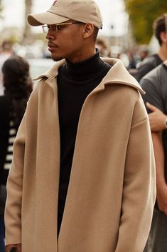 Paris Fashion Week (Sept. 2017) - Streetstyle (Día 6) Brixton Hat Outfit, Hat Outfit Men, Fashion Week 2022, Brixton Hat, Hat Outfit, Traje Casual, Fashion Trends Winter, Camel Coat