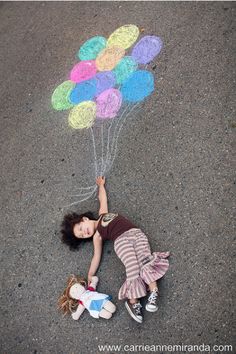 9 creative sidewalk chalk photos Sidewalk Chalk Photos, Chalk Photography, Chalk Photos, Sidewalk Chalk Art, Sidewalk Art, Foto Tips, Sidewalk Chalk, Chalk Art, Creative Photos