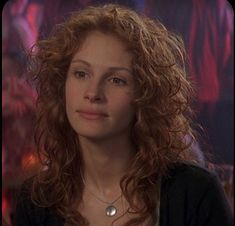 My Best Friends Wedding Julia Roberts, Julia Roberts My Best Friends Wedding Hair, Julia Roberts Bangs, Wild Curly Hair Aesthetic, Julia Roberts My Best Friends Wedding, Julia Roberts Style 90s Curly Hair, Bangs In Curly Hair, Julia Roberts Red Hair, Julia Roberts Makeup