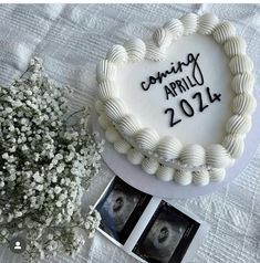 Pregnant Surprise Family, Minimalist Gender Reveal Party, I’m Pregnant Surprise Grandparents, Gender Reveal Photoshoot Winter, Ways To Find Out Gender Of Baby, Cool Baby Announcement Ideas, Intimate Cake Gender Reveal, Mountain Gender Reveal, Family Picture Pregnancy Announcement