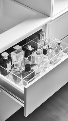 Transform your vanity into a modern exterior masterpiece with these hottest perfume organizer ideas! From showcasing your koleksi parfum with style to highlighting Profumo Victoria Secret and other beloved scents, discover ingenious perfume organization shelf solutions. Dive into expert tips on how to organize perfumes on dresser tops for a clutter-free look. Plus, explore chic cologne storage ideas that blend seamlessly into your decor! Make Up Perfume Storage, Ideas For Perfume Storage, Organize Perfumes And Lotions On Dresser, How To Organize Perfumes And Lotions, Sample Perfume Storage