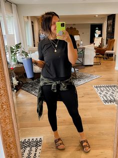 Edgy Mom Style Summer, Plus Size College Outfits Summer, Black Leggings Summer Outfit, Skater Mom Outfits, Cute Mom Outfits Summer, Mom Summer Outfits Curvy, Black Leggings Outfit Summer, Summer Leggings Outfits, Salon Attire