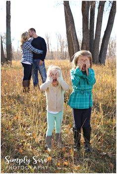 Outdoor Family Photo Ideas & Poses - Mom & Dad Kissing - Young Daughters Sticking out Tongues - Funny Photos - Teal, Navy Blue & White Outfits - Fall Photos - Billings, MT Family Photographer Mom Photoshoot, Photo Ideas Poses, Daughter Photo Ideas, Blue And White Outfits, Family Photo Ideas, Outdoor Family Photos, Baby Mom, Family Holiday Photos, Billings Mt