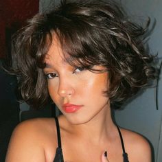 French Bob Curly Hair, 70s Short Hair, Hair Ideas Curly, Curly Hair Goals, Stacked Haircut, Hair Y2k, Short Bob Hair, 얼굴 드로잉