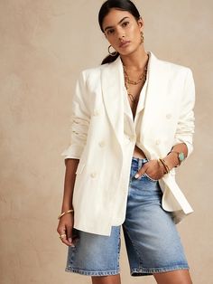 The Denim Bermuda Short | Banana Republic Light Blue Linen Shirt Outfit Women, Denim Bermuda Shorts Outfit Street Style, Jean Bermuda Shorts Outfit, Denim Bermuda Shorts Outfit, Long Denim Shorts Outfit, Bermuda Shorts Outfit, White Blazers, Parisian Outfit, Long Denim Shorts