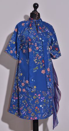 BNWT Desigual Womens Florence Blue Short Sleeve Dress Size 40 UK12 US6 Measurements: Pit to Pit: 50 cm / 19,7 inch Collar to hem: 85 cm / 33,5 inch  Please check all Size Details and Photos Shipping with tracking number We send item within 1-2 business day after payment Delivery time :    14-21 days for Europe 14-30 days for USA. Australia, Canada : 21-40 days  We have Return and Refund Policy. Any Questions please ask.... Happy bidding and good luck. Blue Cotton Dress For Work, Blue Cotton Dresses For Work, Spring Silk Tunic Dresses, Blue Summer Workwear Dresses, Blue Short Sleeve Mini Dress For Spring, Spring Tunic Dress For Workwear, Blue Tunic Mini Dress For Spring, Blue Floral Print Silk Dress, Blue Silk Mini Dress For Spring