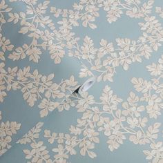 the wallpaper is blue with white flowers and leaves on it's sides, as well as an umbrella