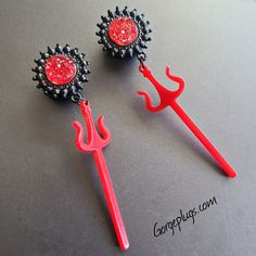 "❤️You'll Receive One Pair Of These Drop/ Dangle Plugs: All Black With Red Druzy Gem & Red Pitchfork These Devious Plugs Were Designed To Be Hider Gauges For Work ,For Halloween Or For Any Occasion Your Heart Desires. ❤️MATERIALS USED VARIES DEPENDING ON YOUR PLUG SIZE! Sizes 0g- 9/16: Will Be Done In 316L Surgical Steel Tunnels ( Single Flared W/ One Silicone \"O\" Ring) Sizes 5/8-1\": Will Be Done In Acrylic Plugs ( No Flare, Two Silicone \"O\" Rings Provided) ▪️IMPORTANT MEASUREMENTS: SETTING Dangle Gauges, Dangle Plugs, Bad Intentions, Devil Costume, Fake Plugs, Ring Der O, Gauged Earrings, Plugs Earrings, Gauges Plugs