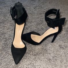 Only Worn One Time - They Look Brand New All Around! Azalea Wang, One Time, Black Velvet, Shoes Women Heels, Shoes Heels, Size 6, Velvet, Women Shoes, Brand New