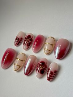 Artist: nailzbyneesha Red Nail Inspo Design, Red Press On Nail Designs, Nail Ideas Red And Gold, Red Fairy Nails, Red And Gold Nails Design, Red Gold Nail Art, Fall Red Nails Designs, Red White Gold Nails, Maroon And Gold Nails Design