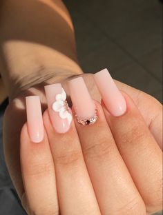 Trendy Acrylic Nails Flowers, Cute Short Acrylic Nails With Flowers, Medium Length Nails Spring, Short Acrylic Nails With Flowers, Prom Nails With Flowers, Quince Nails Simple, Simple Quince Nails Short, Simple Nails Flower, Nature Nail Designs