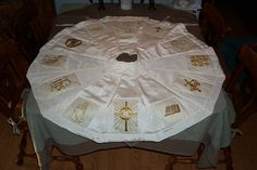 Chrismon tree skirt Advent Crafts, Religious Ornaments, Christian Cross Stitch, Christmas Church, Christian Crafts, Church Banners