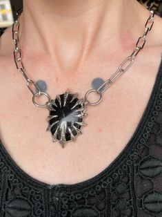 Collar de obsidiana con púas, cadena ajustable de acero inoxidable. #soldadura suave #goth #gothnecklace #fairycore Goth Necklace, Fairy Core, Pendant Necklaces, Spain, Ships, Necklaces, Pendant Necklace, Collar, Etsy Uk