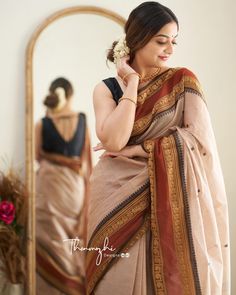 Beautiful Cotton Sarees, Thenmozhi Sarees, Bengali Saree Look Simple, Bengali Saree Traditional, Traditional Look In Saree, Saree Look Traditional, Simple Cotton Saree, Traditional Saree Poses, Ethnic Saree Look