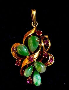 Beautiful pendant in 18k gold, with jadeite and Ruby gemstones. Circa 1980. Collectible Jade Pendant Jewelry, Vintage Pendant, Ruby Gemstone, Fine Jewellery Necklace, Jewelry Necklace Pendant, Jewelry Watches, Ruby, 18k Gold, Fine Jewelry