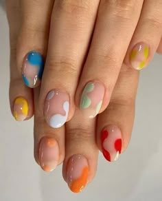 Découvrez des inspirations de manucures multicolores repérées sur Pinterest pour des ongles piles dans la tendance. May Nails, Nail Art For Beginners, Colorful Nail, Manicure Gel, Vibrant Nails, Her Nails, Cute Gel Nails, Bright Nails