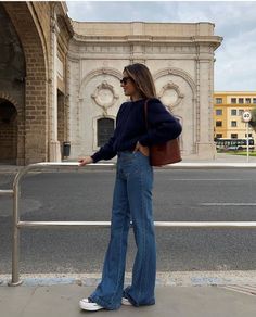 Outfit With Flare Jeans, Flared Jeans Outfit Fall, Outfits With Flares, Flare Jean Outfit, Flare Jeans Outfit, October Outfits, Jeans Outfit Fall, Golden Globes Red Carpet, Europe Outfits