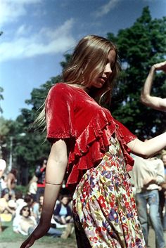 70s Lookbook, 70’s Aesthetic, Cambridge Massachusetts, Woman Dancing, Boston Common, 70s Outfits