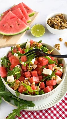 Nacheinander werden gewürfelte Wassermelone, Rucola, gewürfelter Feta und Walnüsse in eine Schüssel gegeben und ein Dressing darüber gegossen. Am Schluss wird der fertige Wassermelonen-Feta-Salat in einer Schüssel umgerührt. Weeknight Casseroles, Melon Salad, Sports Food, Make Ahead Lunches, Eat Smart, Vegetable Sides, Food Decoration, Vegetable Side Dishes, Light Recipes