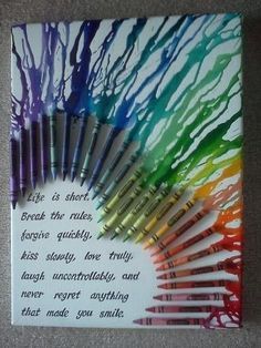 there are many different colored crayons arranged in the shape of a rainbow circle