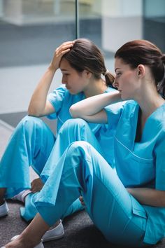 Enfermeiras tristes sentadas no corredor | Free Photo #Freepik #freephoto #mulher #medico #saude #hospital Compassion Fatigue, Free Photo, Digital Illustration, Medicine, Medical