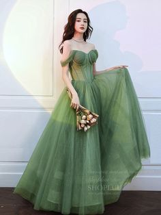 Green Prom Dress Off The Shoulder, Emerald Green Fairy Dress, Enchanted Forest Prom Dresses Green, Unique Green Prom Dresses, Enchanted Forest Dresses, Enchanted Forest Prom Dresses, Green Corset Prom Dress, Green Fantasy Dress, Green Dress Prom