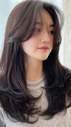 Upgrade your hairstyle with trendy curtain bangs. Get inspired with summer haircut ideas and explore new hair color options to make your look pop.#fashion #aesthetic #hair #haircut #haircolor #hairgoals #hairstylesforthinhair #haircutsforwomen #curtainbangs #curtainfringe #hairidea #wolfcut #layershaircut Korean Long Hair, Hair Style Korea, Hair Inspiration Long, Layered Haircuts For Medium Hair, Hairstyle Tutorials, Layered Hairstyles, Bangs With Medium Hair, Trening Fitness, Hairstyles For Layered Hair