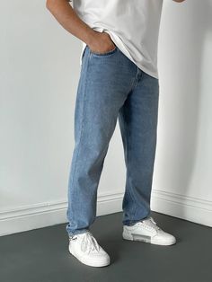 Look Jean, Mid Waist Pants, Mens Fashion Simple, Jean Vintage, Street Fashion Men Streetwear, Zippered Cardigan, Streetwear Mens, Streetwear Men, Jeans Casual