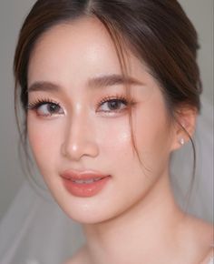 Soft Makeup For Prom, Natural Makeup Look For Graduation, Makeup Inspo Graduation, Makeup Bridal Natural, Bridal Makeup Ideas Natural, Make Up Ideas For Prom Natural Looks, Asian Graduation Makeup, Make Up Looks Korean, Makeup Ideas Wedding Bridesmaid