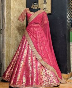 Magenta Bridal Lehenga, Banarasi Lehenga Bridal, Pink Banarasi Lehenga, Dupatta Setting, Lehenga Designs Latest, Gorgeous Lehenga, Lehenga Ideas, Sangeet Lehenga, Two Piece Evening Dresses