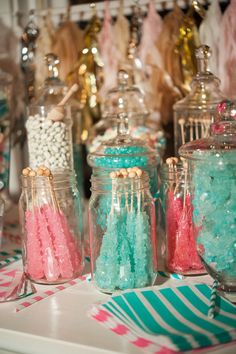 there are many jars with candy in them