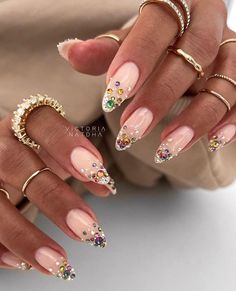 Nail Art With Rhinestones Simple, Jeweled French Tip Nails, Elegant Almond Nails, Trendy Almond Nails, Paznokcie Hello Kitty, Almond Gel Nails, Kutek Disney, Nail Looks, Nagel Tips