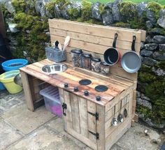 an outdoor kitchen made out of wooden pallets