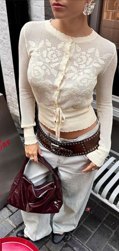 Lower East Side Fashion, Fashion Style Outfits, Cardigan Oversized, Outfit Chic, Red Bag, Lace Cardigan, Brown Belt, Outfit Inspo Fall