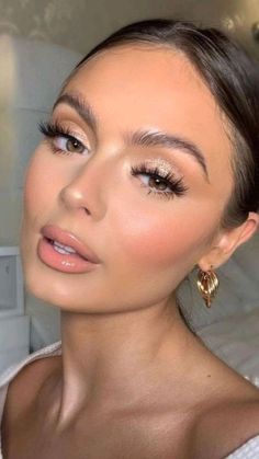 Grad Makeup Natural, Silver Makeup Wedding, Simple Smokey Makeup, Made Of Honor Makeup Ideas, Best Makeup For Green Dress, Shimmery Bridesmaid Makeup, Makeup Looks Classy, Makeup Look For Gold Dress, Makeup Looks Clean