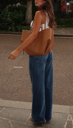 Brown Bags Outfit, Brown Bag Summer Outfit, Jane Birken Bag Aesthetic, Outfit With Brown Bag, Brown Shoulder Bag Outfit, Small Waist Outfits Style, Brown Handbag Aesthetic, Polene Bag Aesthetic, Polene Paris Shoulder Bag