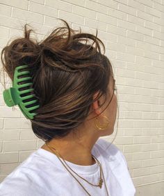 6 lässige, einfache Haarklammer-Frisuren für jede Haarlänge #refinery29 https://www.refinery29.com/de-de/haarklammer-frisuren-fuer-jede-haarlaenge more in telegram Claw Clip Hairstyles, Hair Clip Hairstyles, Clip Hairstyles, Have Inspiration, Claw Hair Clips, Easy Hairstyles For Long Hair, Hairstyles For School, Aesthetic Hair, Claw Clip