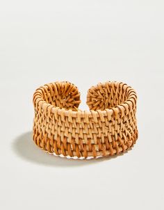 Take in the natural elements of the Lowcountry with our natural rattan Bahia Cuff. This beautiful woven cuff is topped off with an 18kt matte gold plated mermaid icon-- the perfect complement to your summer style.