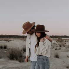 Inspired by the classic outback fedora with a simpler aesthetic. The Andy is our strongest statement piece yet, featuring a size adjustable sweatband to suit varied head sizes, a tall teardrop crown atop a wide brim and a grosgrain binding to protect the brim. Made from stiffened dark chocolate brown Australian wool. Trip Photoshoot, Brim Hat Outfit, Womens Straw Hats, Wide Brim Fedora, Dark Chocolate Brown, Crown Design, Caramel Brown, Quality Hats, Dad Caps