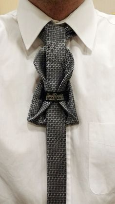 Windsor Tie, Fancy Tie, Detail Couture, Tie Ideas, Tie For Women, Diy Scarf, Tie Wrap, Tie Styles, Fashion Hacks Clothes