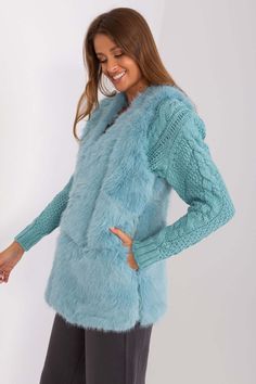 This fur vest is the perfect addition to your everyday closet. Made of soft polyester material, it is pleasant to the touch and comfortable to wear. Its standard length makes it fit many styles and allows you to move freely. The vest has practical pockets that can hold small items such as keys and phone. With an inner lining, this vest is not only stylish, but also comfortable. It provides warmth on colder days, making it a great choice for autumn and early winter. It's the perfect casual closet Early Winter, Shangri La, La Fashion, Fur Vest, Small Items, Cold Day, Everyday Look, Put On, Polyester Material