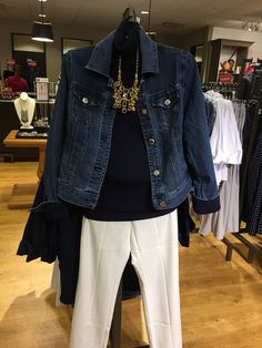 Denim Jacket Outfit Women, Blue Jean Outfits, Over 60 Fashion, 50 Plus, Summer Blue, Business Casual Outfits, White Pants