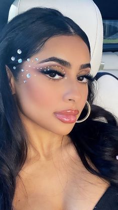 Eye Looks With Rhinestones, Hair With Rhinestones, Rhinestone Hairstyle, Eye Makeup With Rhinestones, Diamond Makeup Looks, Caribana Makeup, Makeup With Rhinestones, Diamond Makeup, Coachella Makeup