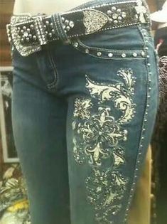 Bedazzled Jeans, Bling Jeans, 2000s Fashion Outfits, Fashion Jeans, Fashion Tips For Women, Dream Style, 2000s Fashion, Dream Clothes, Look Cool