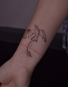 Tattoo minimalism Mini Toothless Tattoo, Toothless Outline Tattoo, Toothless Tattoo Small Outline, Httyd Minimalist Tattoo, Httyd Toothless Tattoo, Small Toothless Dragon Tattoo, Toothless Tattoo Ideas, How To Train Your Dragon Tattoos, Light Fury Tattoo