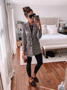 Leather Leggings Outfit Work, Checkered Blazer Outfit, Navy Leggings Outfit, Leather Leggings Outfit Fall, Leather Leggings Winter, Leggings Work Outfit, Navy Blazer Outfits, Plaid Blazer Outfit