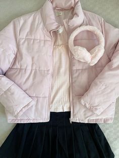 Pink Puffer Jacket Outfit, Estilo Ivy League, Go Viral On Tiktok, Pink Puffer Jacket, Pink Pilates Princess, Puffer Jacket Outfit, Estilo Ivy, Winter Outfits Aesthetic, Viral On Tiktok