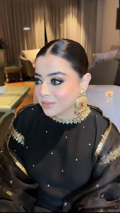 Earrings Black Suit Makeup, Pakistani Makeup Looks, Eid Makeup, Pakistani Makeup, Good Makeup, Makeup Skills, Pakistani Party Wear Dresses, Light Makeup Looks, Pakistani Bridal Makeup