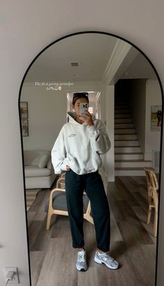 Cozy Long Sleeve Outfit, Fall Active Outfits, Hiking Outfit Sweatpants, Fall Altheisure Outfits, Casual Sports Game Outfit, Hoodie Outfits Women Aesthetic, Fall Outfits 2023 Comfy, Chic Lazy Day Outfits, Fall Rainy Day Outfits Casual Leggings