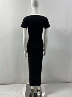 La robe mi-longue en tricot côtelé à manches courtes Lola de Hot Fashionista est une pièce chic et polyvalente qui allie des éléments de design classiques à un confort moderne. Parfaite pour divers contextes, des sorties décontractées aux événements plus formels, cette robe présente un décolleté à col, un tissu en tricot côtelé et une longueur midi flatteuse. Voici les principales caractéristiques qui font de cette robe un choix remarquable :

 Modèle à manches courtes :





 Classique et confortable : les manches courtes offrent un look intemporel, confortable et adapté à diverses occasions.



 Style polyvalent : Idéales à superposer ou à porter seules, les manches courtes offrent un style polyvalent qui fonctionne bien dans différentes saisons.




 Encolure à col :





 Look soigné : Short One Piece, Rib Knit Fabric, Bandage Dresses, Short Sleeve Design, Cami Crop Top, Knit Midi, Knit Midi Dress, Outerwear Sweater, Blazer Coat